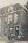 838484 Gezicht op de kruidenierswinkel van Jan Schipper (Croeselaan 41) te Utrecht, met de heer Schipper achter de ...